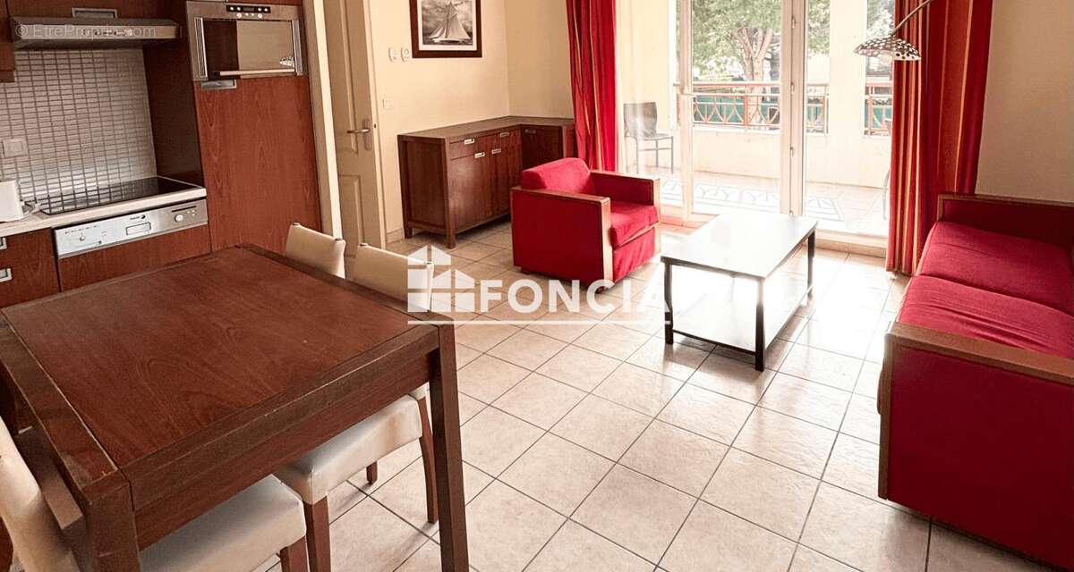 BAISSE DE PRIX !!!  Charmant 2 pièces avec terrasse - Grand parking en S/S à 5 min des plages et de La Napoule  Résidence avec p - photo 2