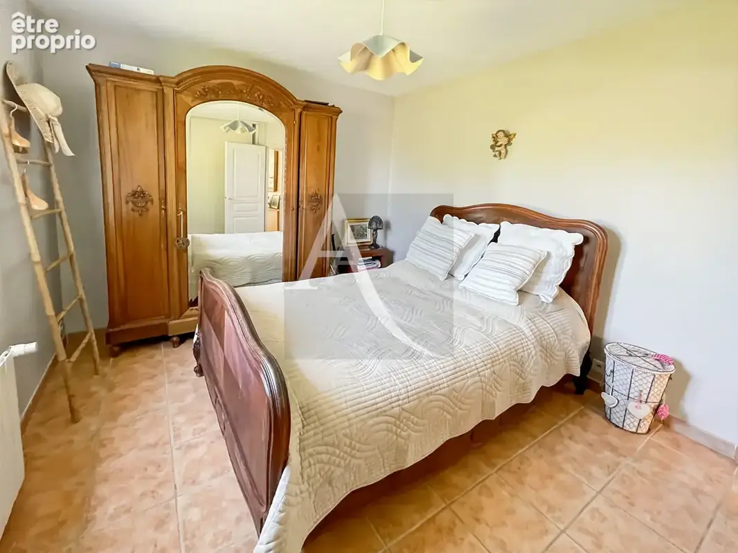 Maison de plain-pied avec piscine et divers garages - 3 chambres - photo 13