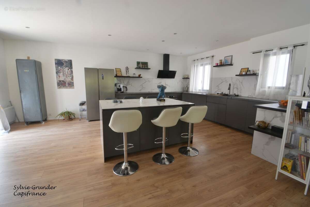 Maison à vendre 5 pièces SALON DE PROVENCE (13)209M² avec extérieurs et garage - photo 4