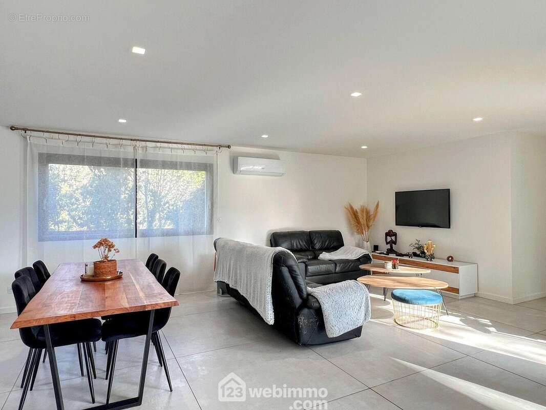 ... composée d'un salon / séjour lumineux. - Maison à JUIGNE-SUR-LOIRE