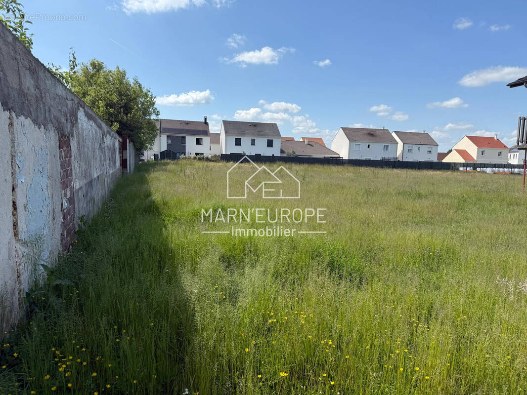 Terrain à VILLENEUVE-LE-COMTE