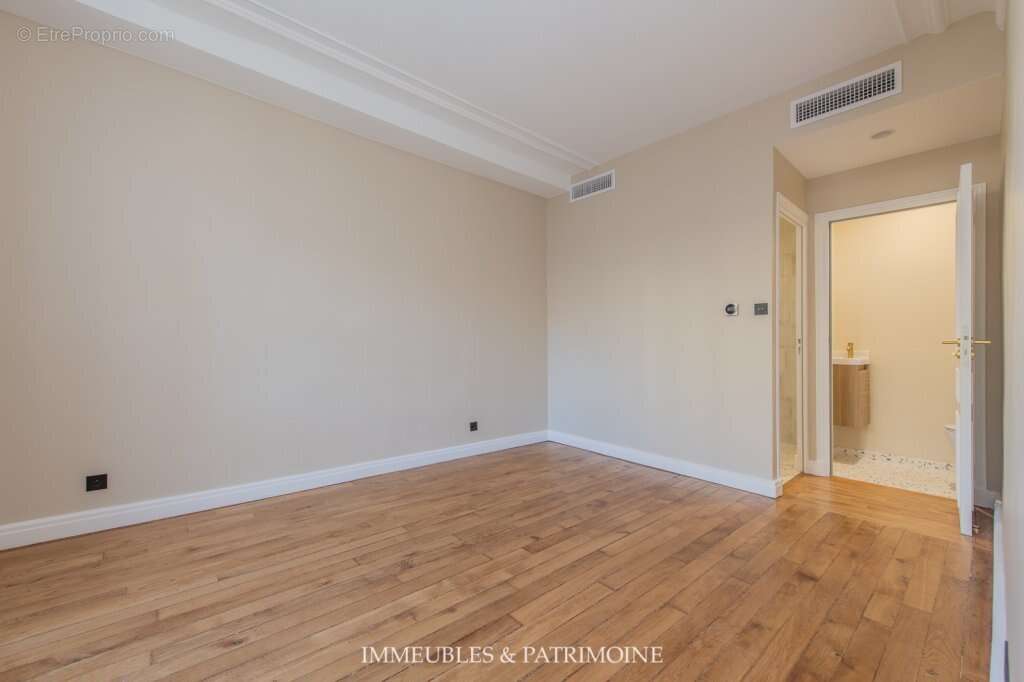 Appartement à PARIS-8E
