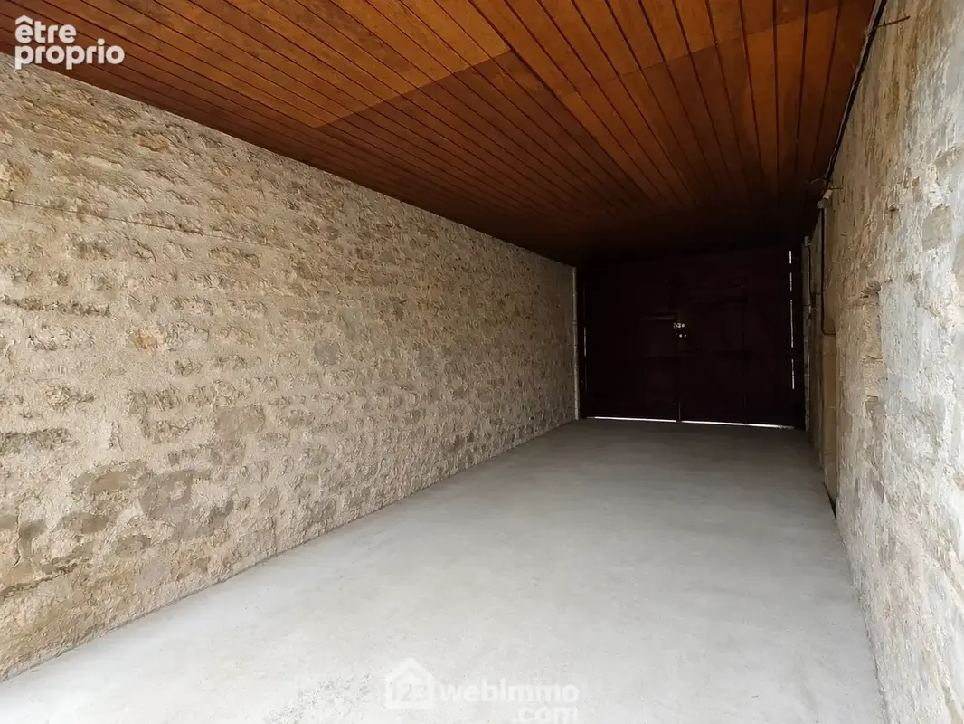 Un garage pratique et facilement accessible, un espace de stockage et une cave complète les extérieurs