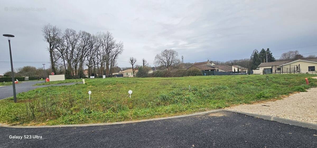 Terrain à VOEUIL-ET-GIGET