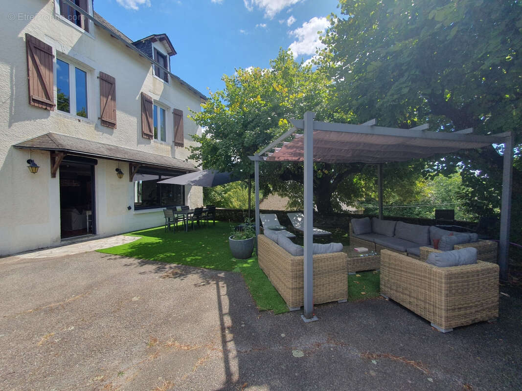 Propriété de caractére,  autrefois hôtel-restaurant bien située, proche village de gimel-les-cascades - photo 2