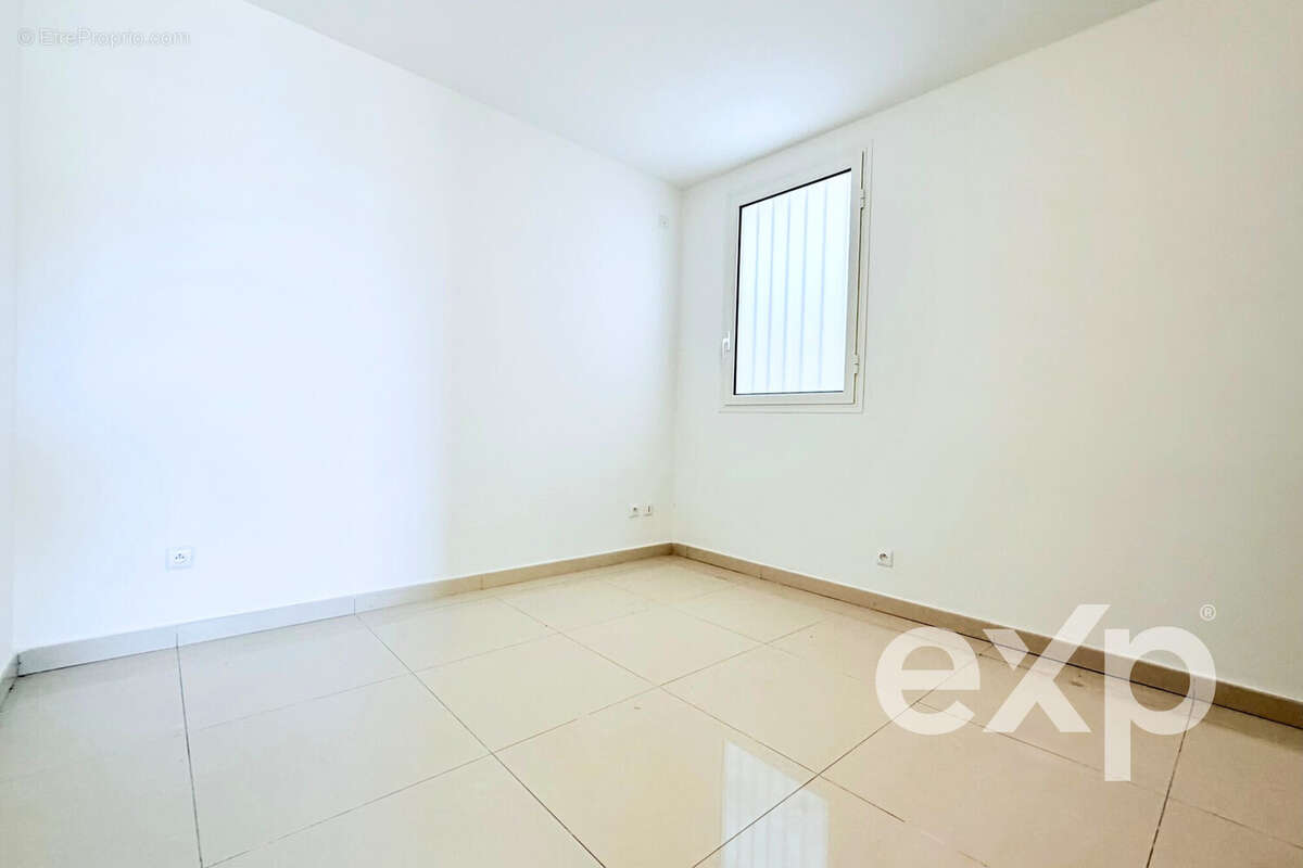 Chambrte avec salle d'eau attenante - Appartement à SAINT-DENIS