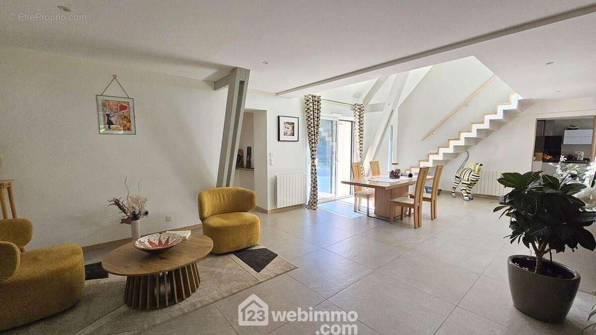 La pièce principale offre l'accès directement sur 2 terrasses.