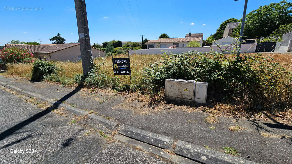 Terrain à CHAMPDENIERS-SAINT-DENIS