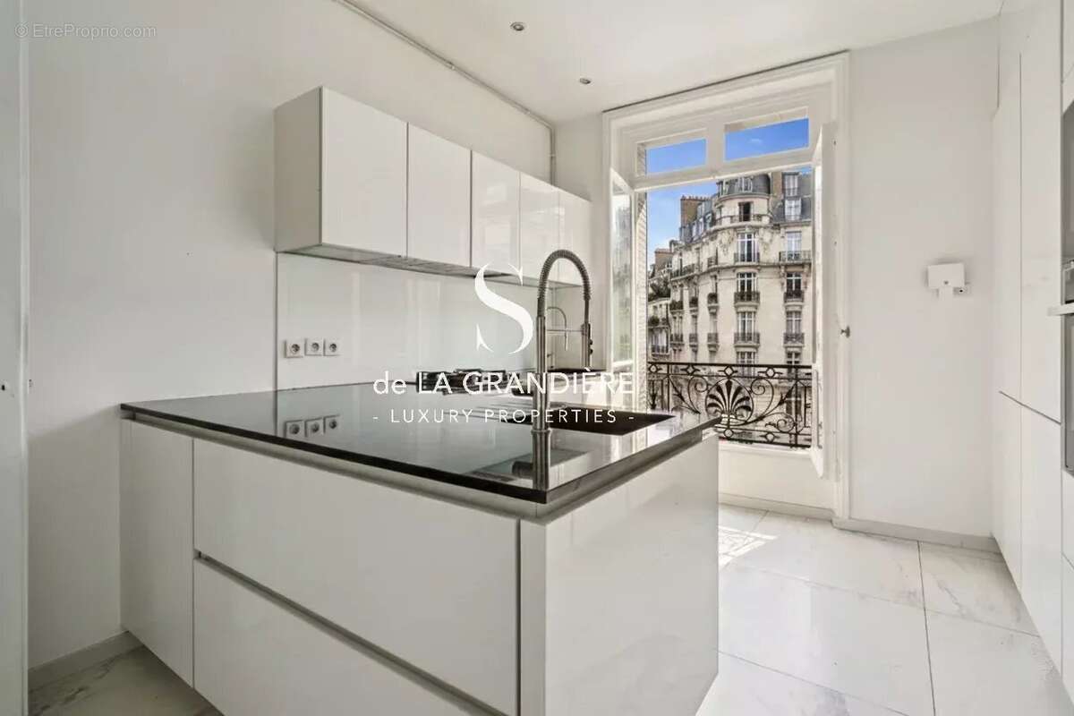 Appartement à PARIS-16E