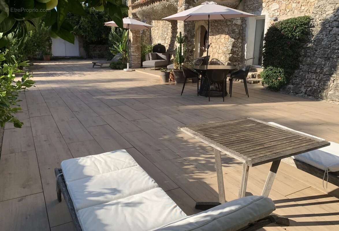 Appartement à ROQUEFORT-LES-PINS
