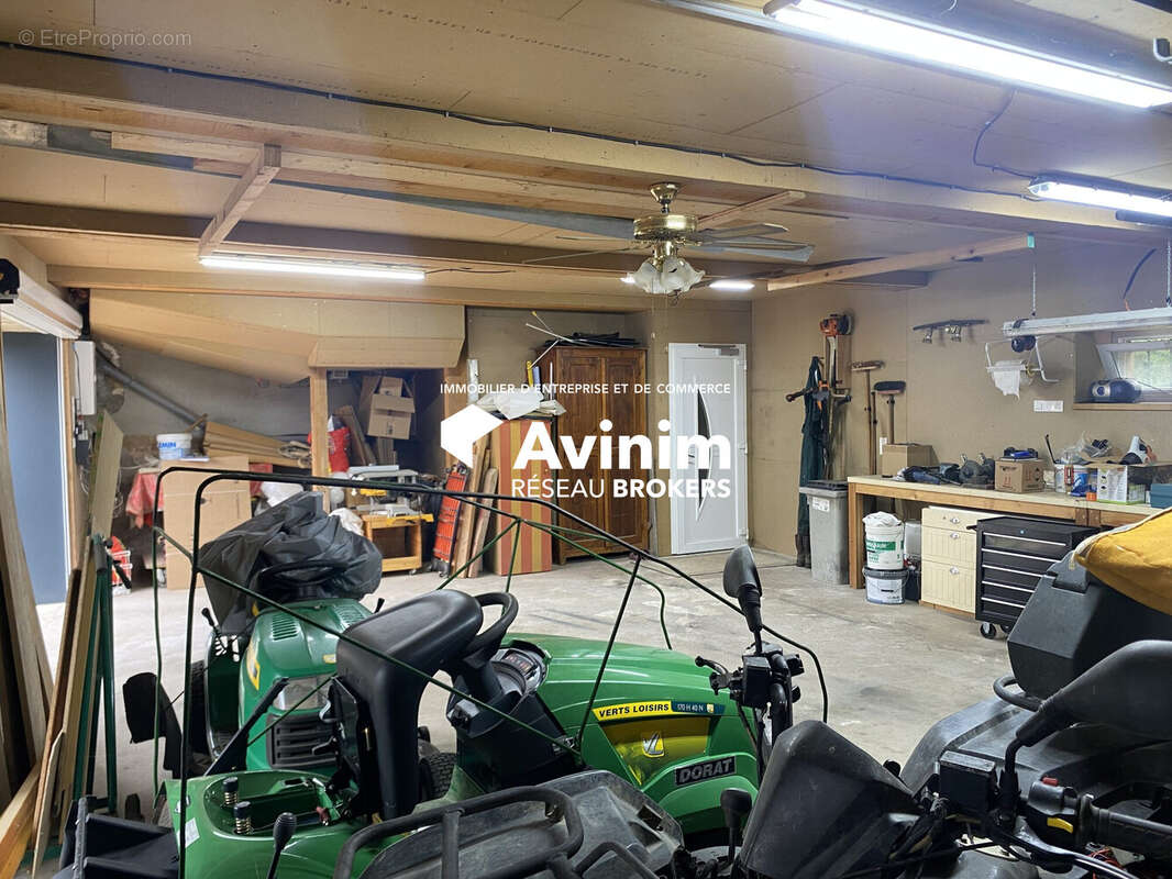 Commerce à NEUVILLE