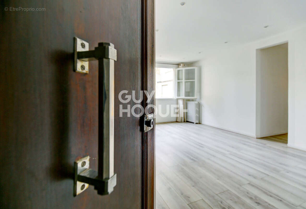 Appartement à PARIS-16E