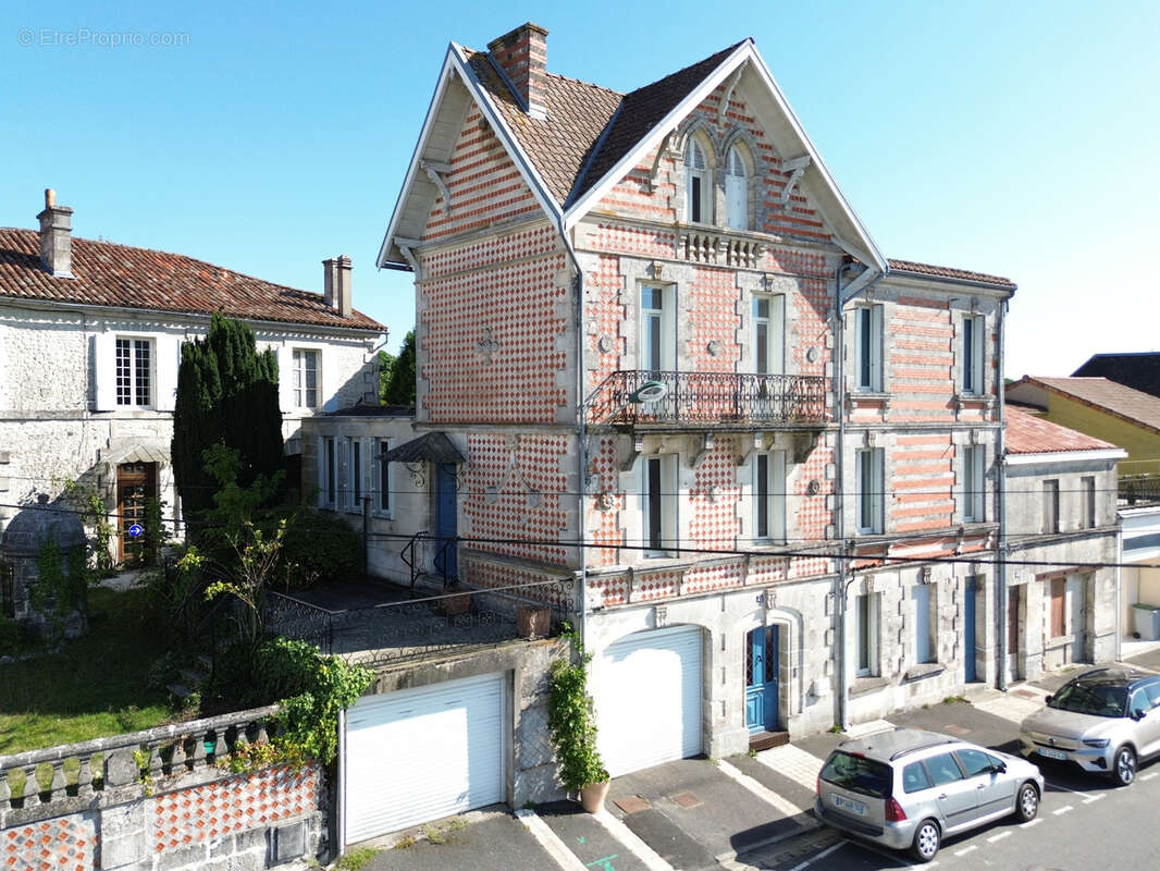 Maison à BARBEZIEUX-SAINT-HILAIRE