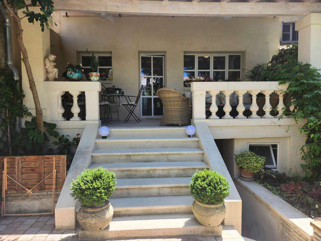 UZES Centre, Elégante maison de caractère d'exception, vendue meublée, jardin, terrasse et garage - photo 10