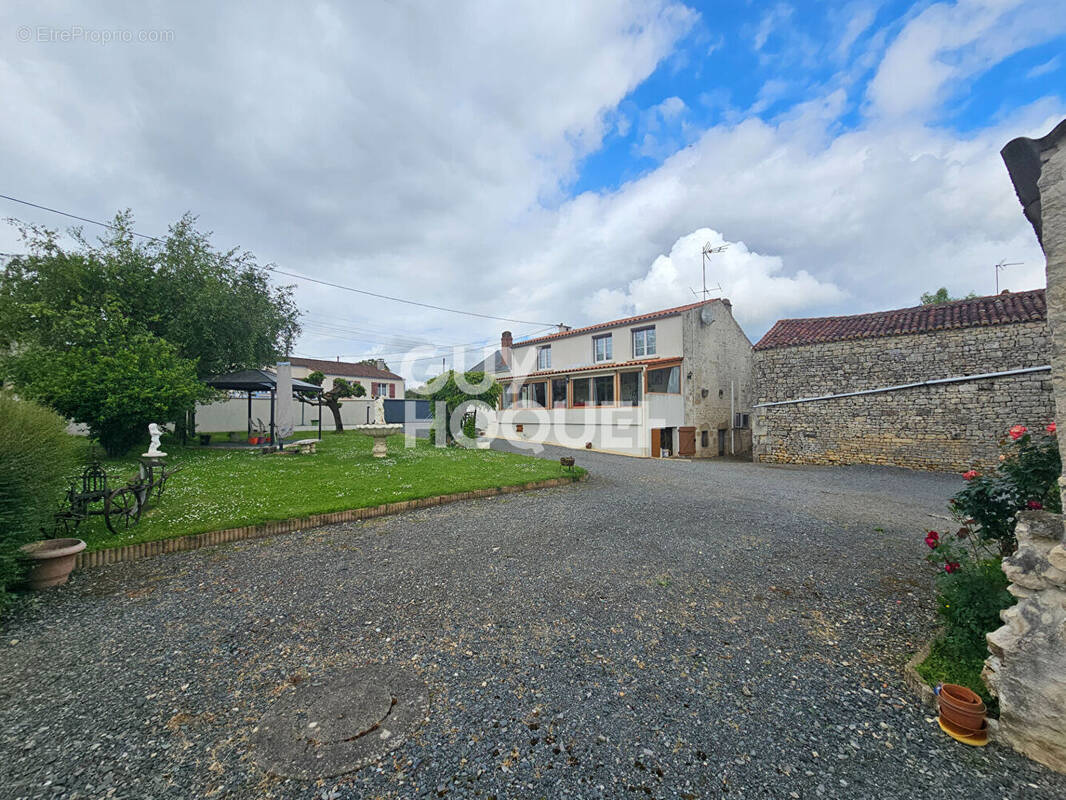 Maison à SAINT-MICHEL-LE-CLOUCQ
