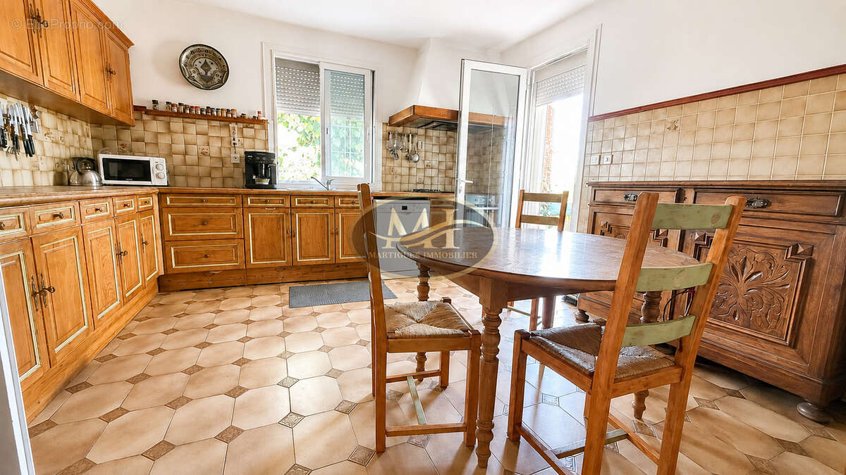 Maison familiale T5   134,5 m2   Dépendance / Studio - Martigues - photo 6