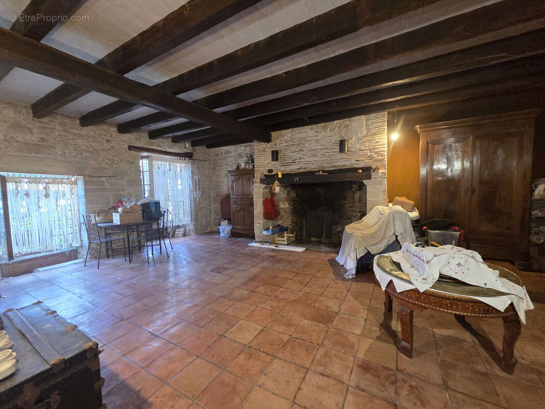 Maison de village de 228 m2 à rénover à fort potentiel - photo 8