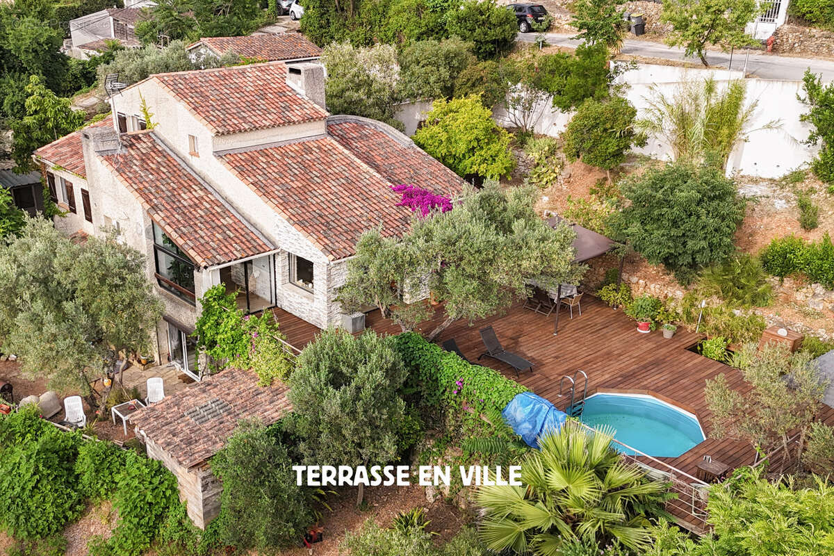 Toulon Ouest - Maison Familiale 230m2 - Parcelle 2000m2 - Piscine - Vue dégagée - 745 000€ - photo 4