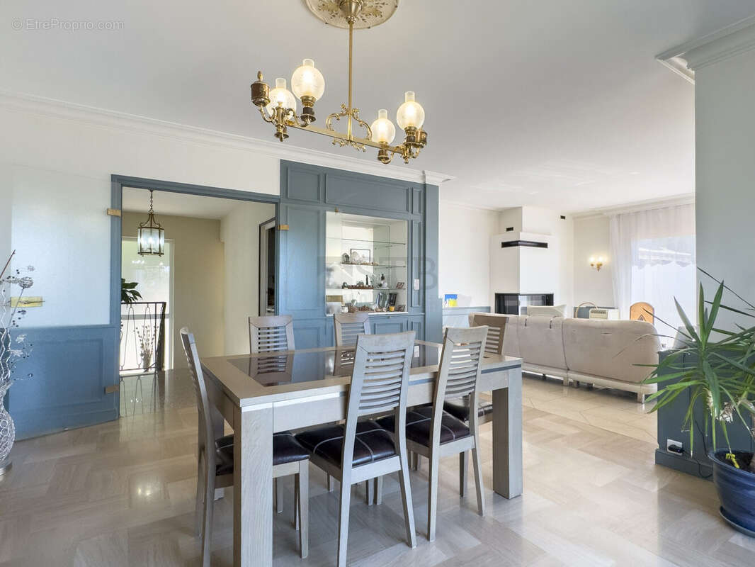 Maison 225 m² à Saint-Georges-Les-Bains  - photo 4