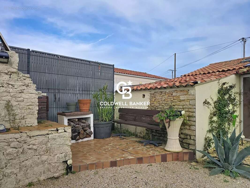 Maison à CHAMPAGNE-LES-MARAIS