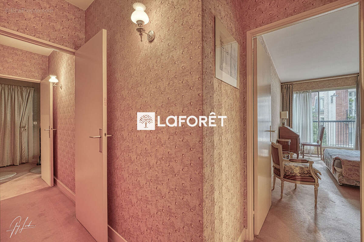 Appartement à PARIS-16E