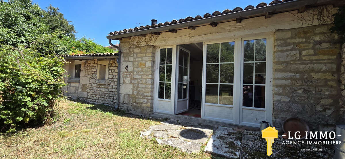 Maison Charentaise  - 141 m2, 2 chambres, dépendances - photo 5