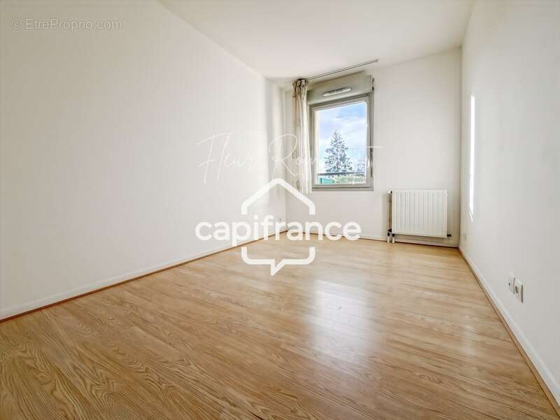 Appartement à LE MESNIL-SAINT-DENIS