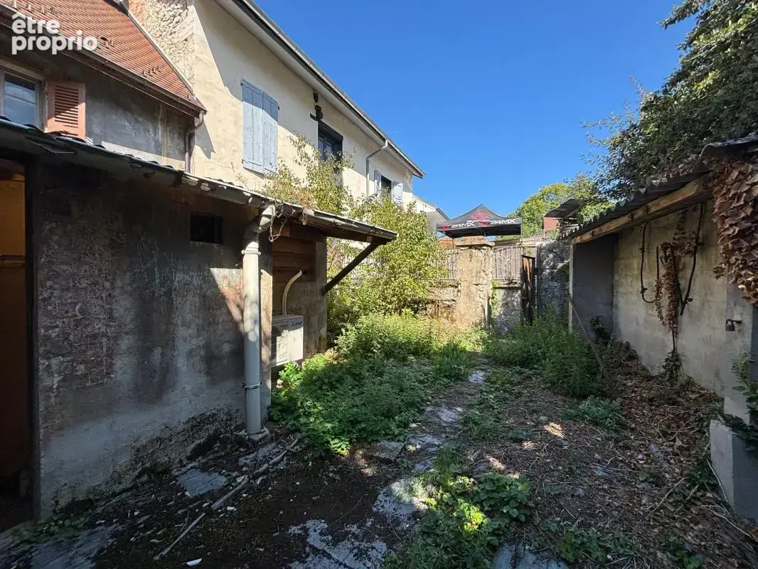 Appartement triplex à rénover avec cour et balcon - photo 3
