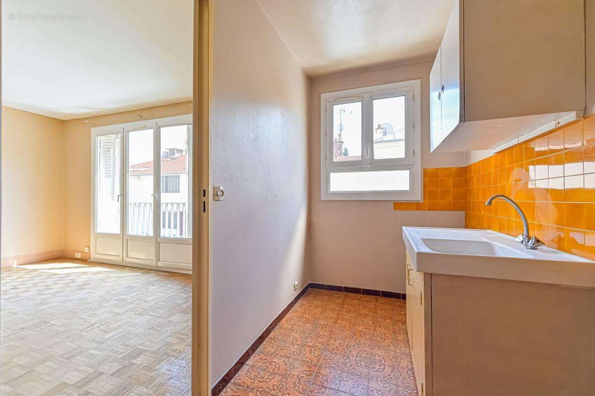 Appartement À Vendre Paris 18e – Marx Dormoy / Marché de l'Olive - photo 5