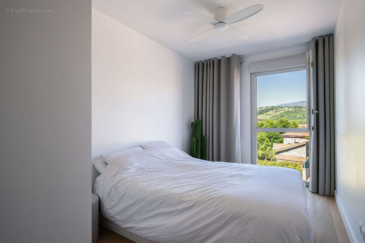 Appartement à LES ROCHES-DE-CONDRIEU