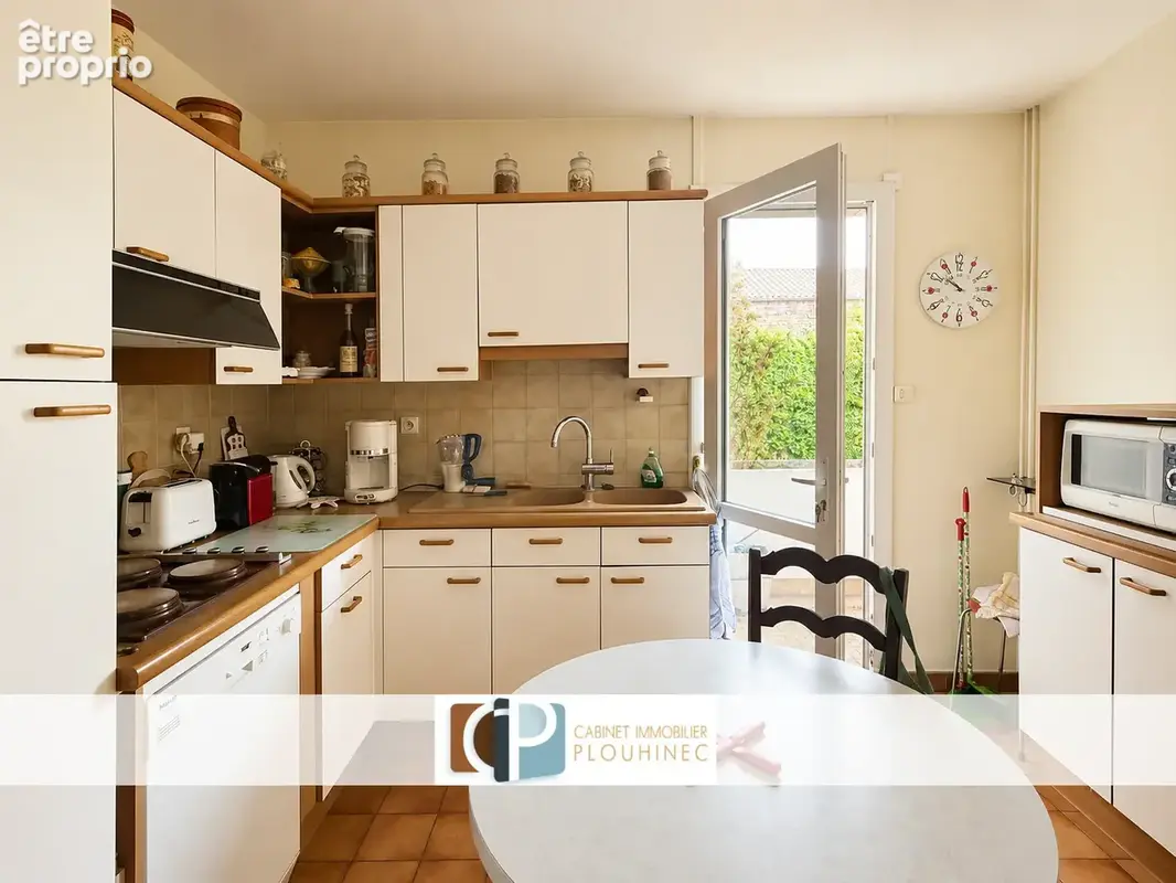 Emplacement recherché pour cet appartement avec terrasse, parking et cave dans résidence sécurisée à Mâcon - photo 6