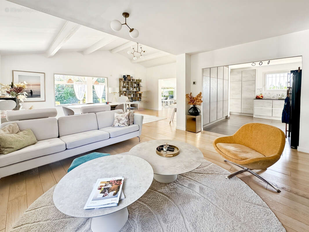 Éguilles   Belle propriété familiale avec dépendances, piscine et double garage. - photo 5