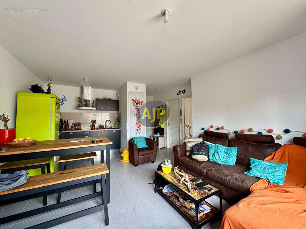 T2 recent dernier etage avec 2 parkings - photo 4