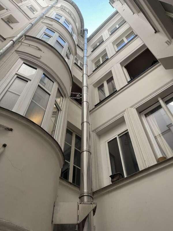 Autre à PARIS-1E