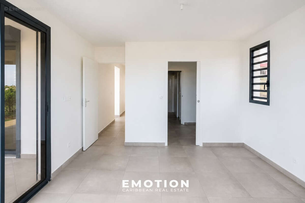 Villa contemporaine neuve T4   120 m2 habitables   Saint-François - photo 5
