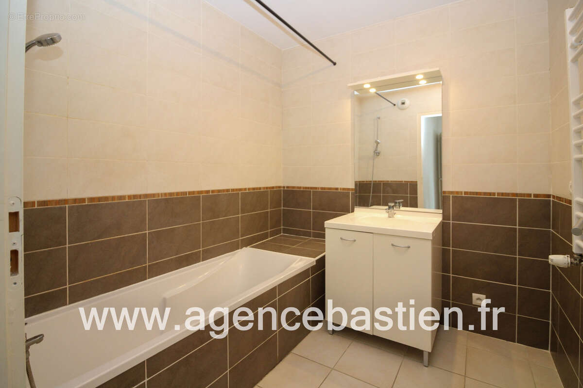 THOIRY   Appartement T4 - Dernier étage - proche centre ville - Exclusivité - photo 9