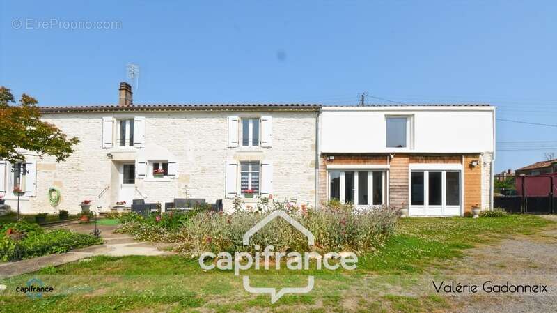 Dpt Vendée (85),  Maison charentaise rénovée avec dépendances et terrain à bâtir – Vix - photo 5