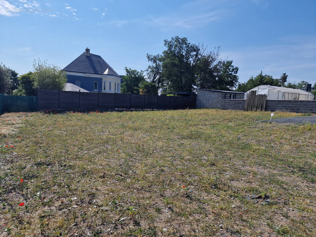 Terrain à LES PONTS-DE-CE