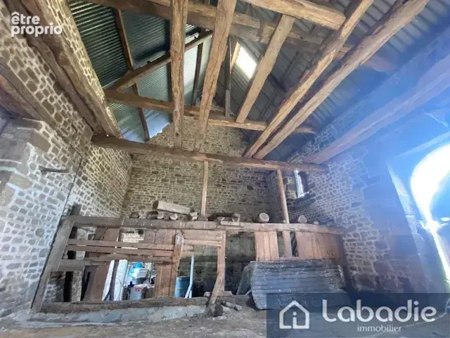 A proximité d'un bourg tous commerces, un beau bâtiment en pierres à rénover, terrain de 3128m2. - photo 11