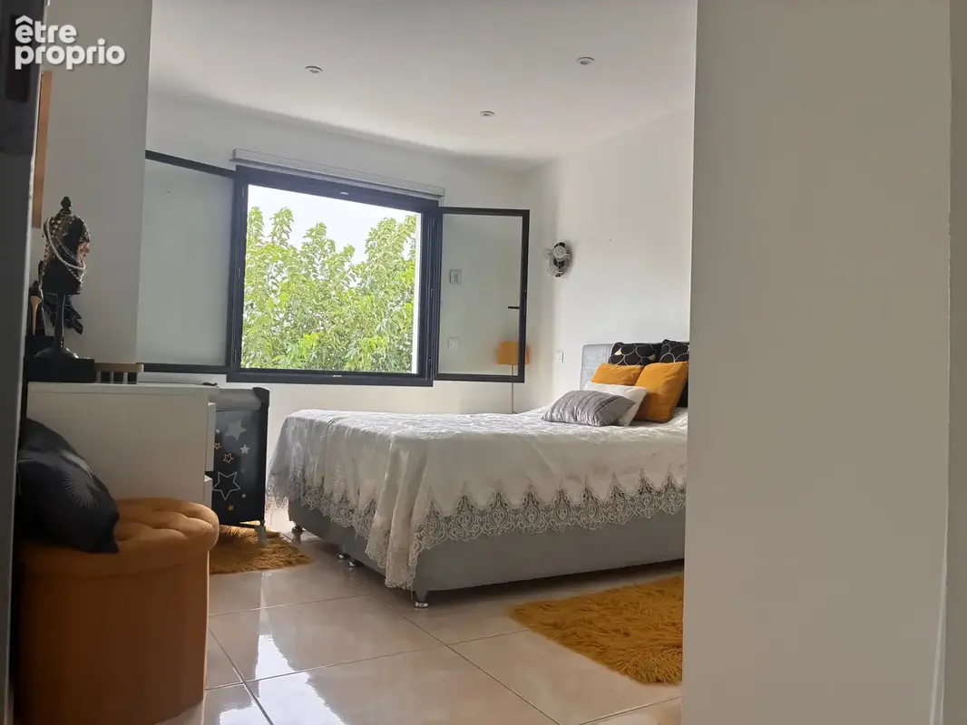 Maison récente 114 m2 avec garage et extérieur aménagé - Quartier Laure - photo 11