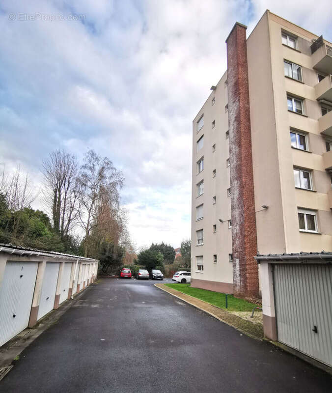 LILLE  Quartier Saint - Maurice Pellevoisin -  T3  67.09 m2  avec garage aérien et cave  . - photo 3