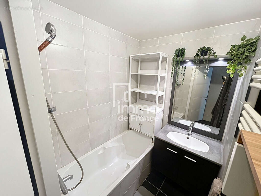 Magnifique T2 de 51 m² en rez-de-jardin avec piscine, garage et place de parking - photo 8