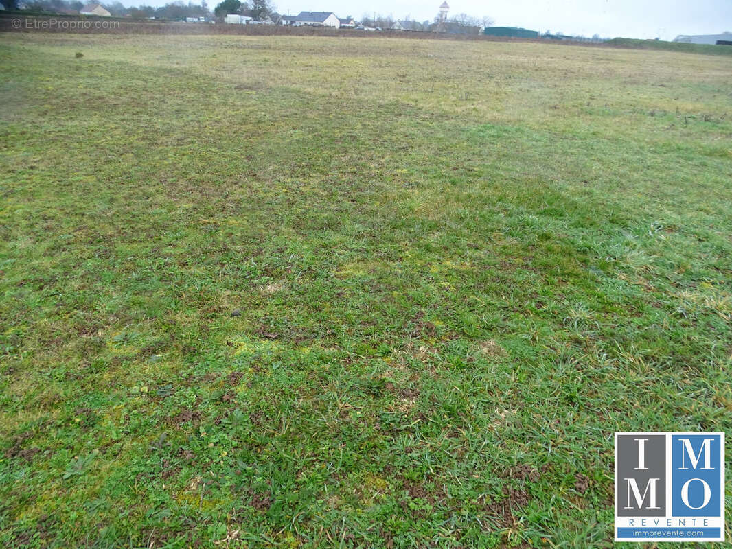 Terrain à DUN-SUR-AURON