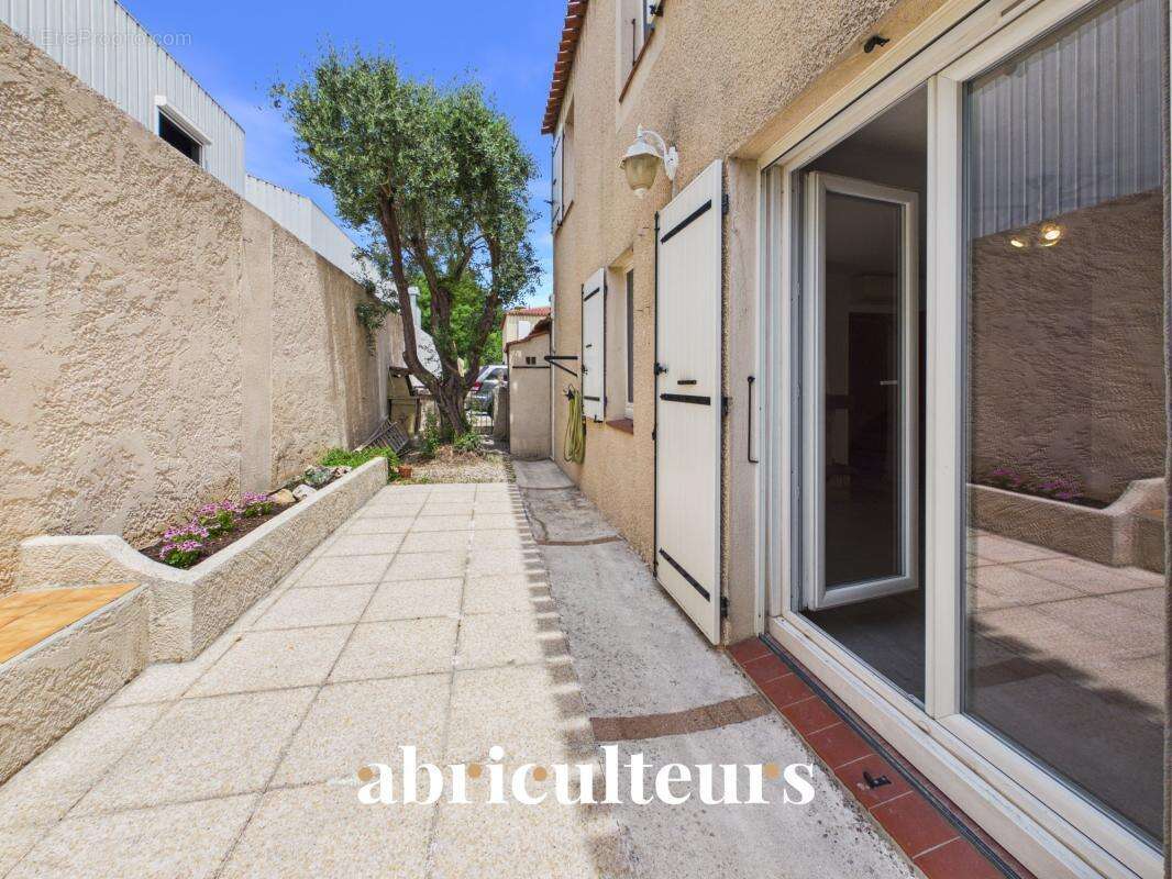 Maison familiale T5 avec terrasse et garage en vente dans le quartier Timone / Saint-Pierre (13010) - photo 3