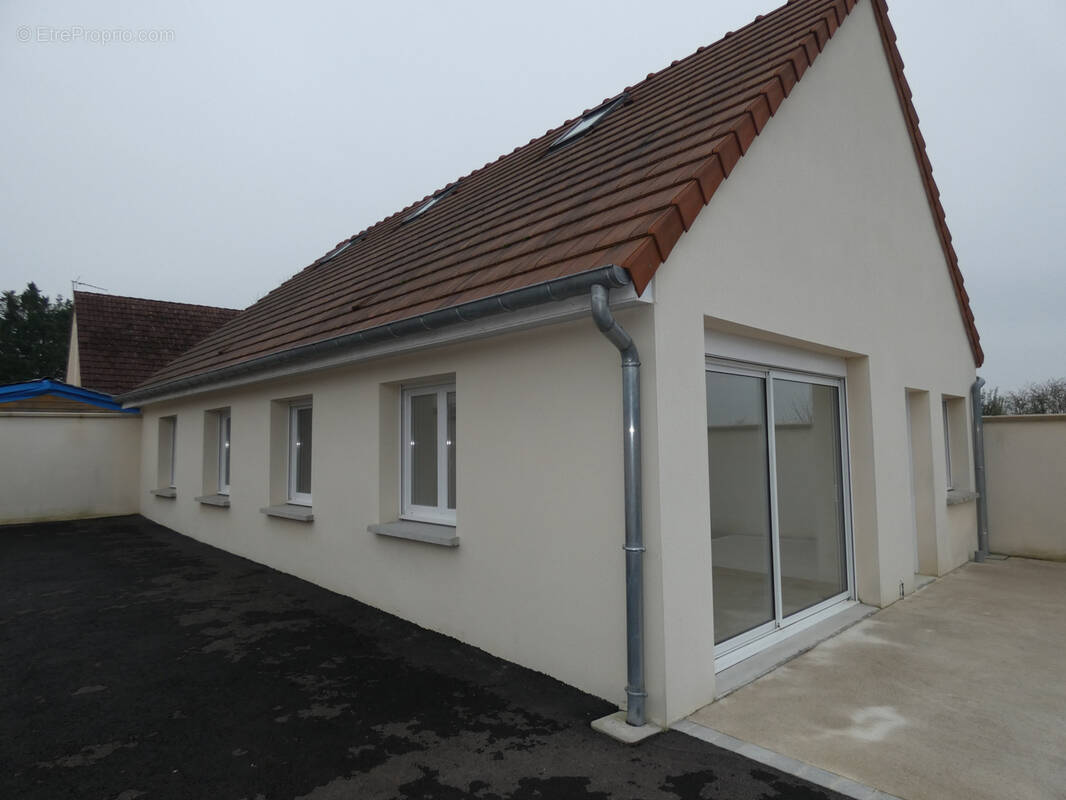 Maison à LAROCHE-SAINT-CYDROINE