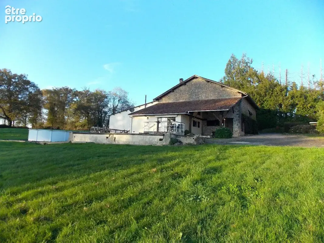 Charmante propriété individuelle en pierre rénovée avec grange, hangar, grand jardin, piscine et magnifique vue dégagée sur la c - photo 12