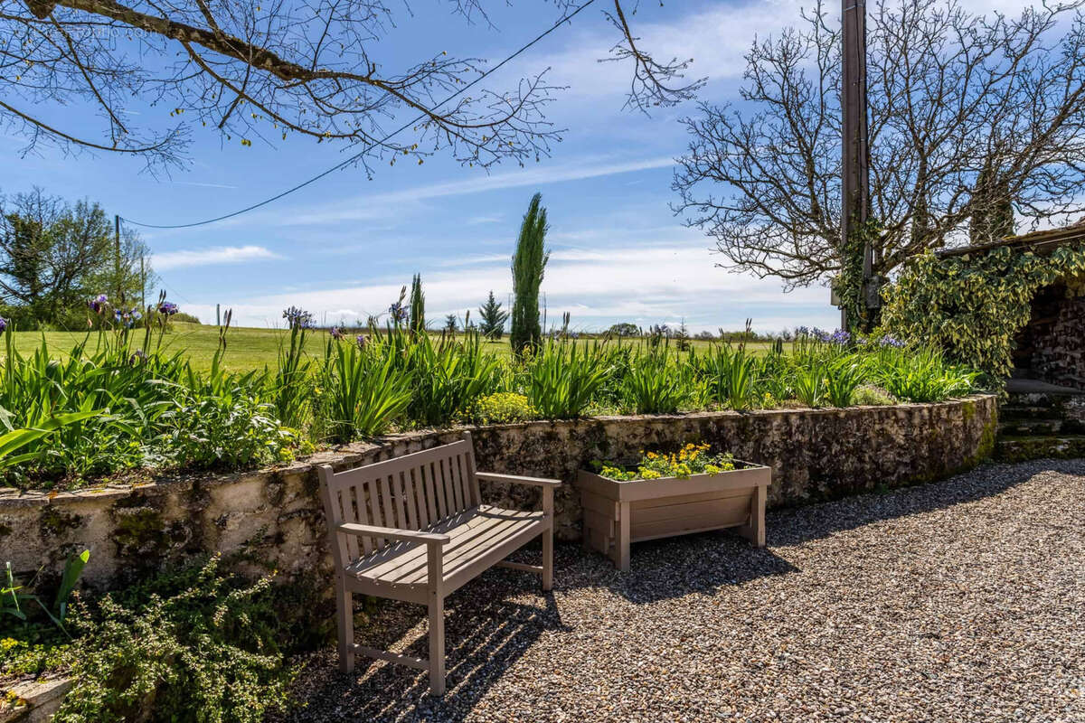 Maison de campagne avec piscine, dépendances, grange, terrain. - photo 33