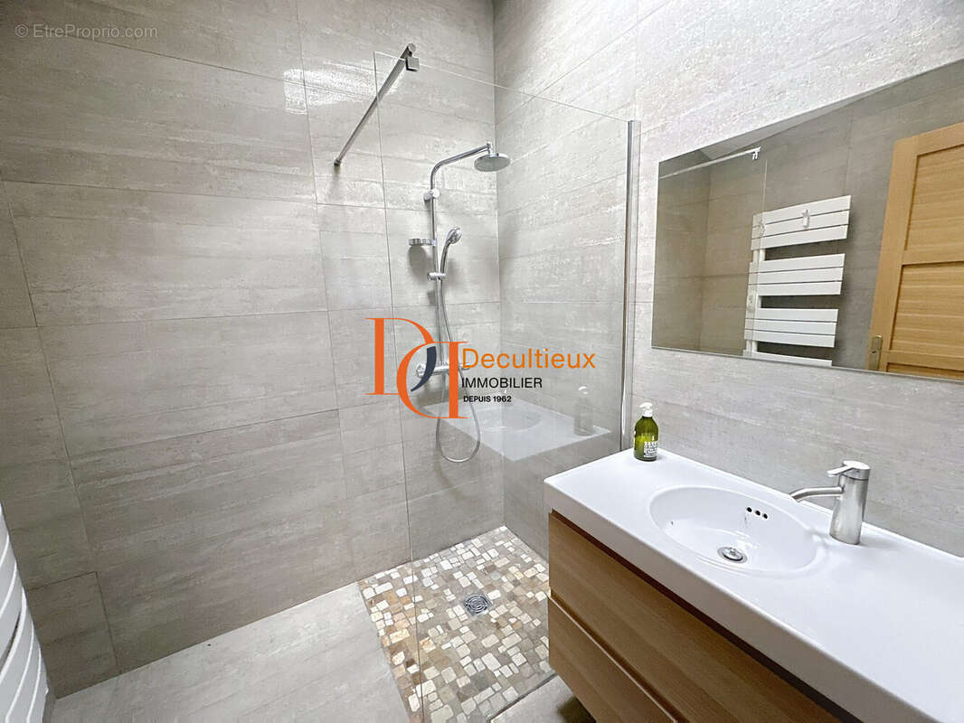 Maison à SAINT-GENIS-LES-OLLIERES