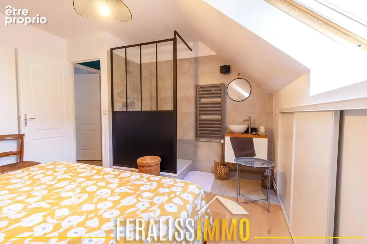 Dans un écrin de verdure, maison familiale édifiée sur sous- - photo 11