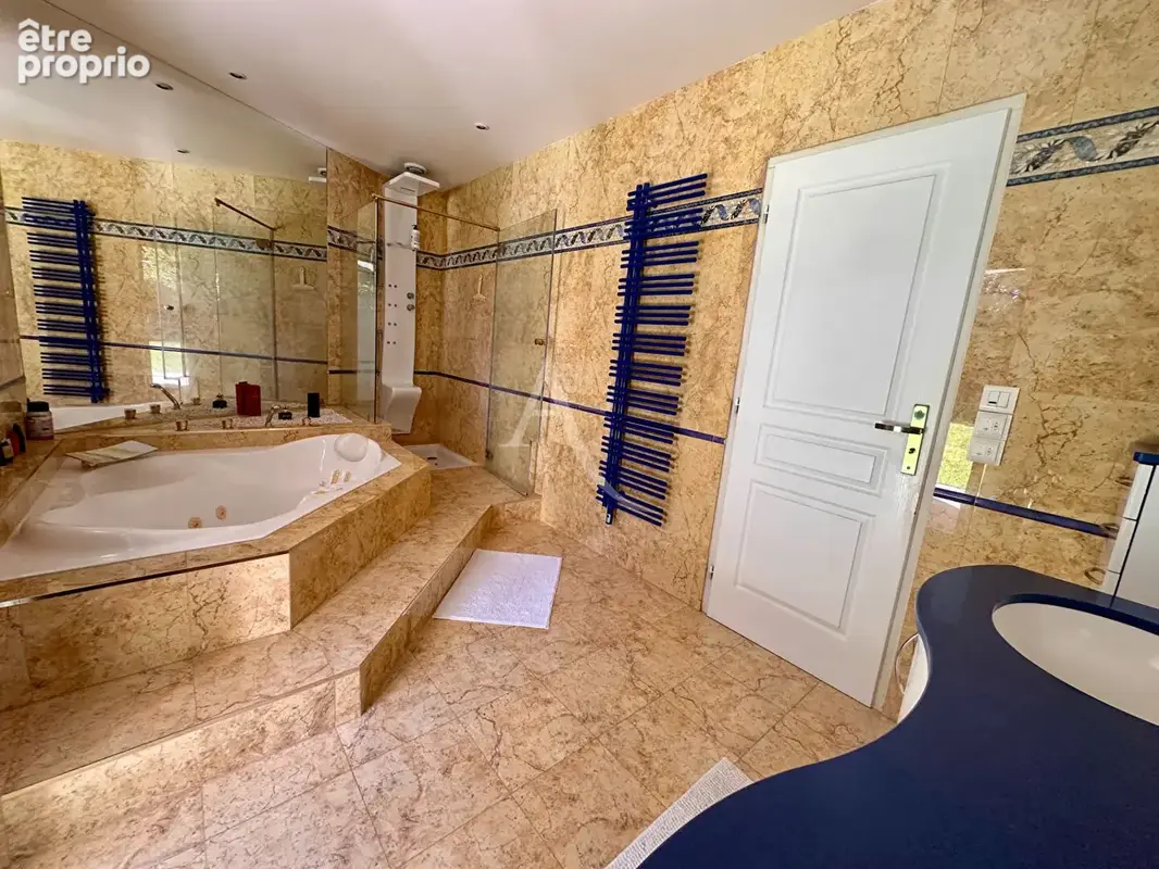 SAINTES - Belle propriété familiale de 186m² sur 2800m² de terrain arboré - photo 13